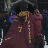 La serie original de HBO de Harry Potter lanza su primer avance oficial y anuncia su estreno para la Navidad de 2026 Primeras imágenes serie Harry Potter y la piedra filosofal, en la que se ve a Hary Potter con la capa de espaldas a la cámara.