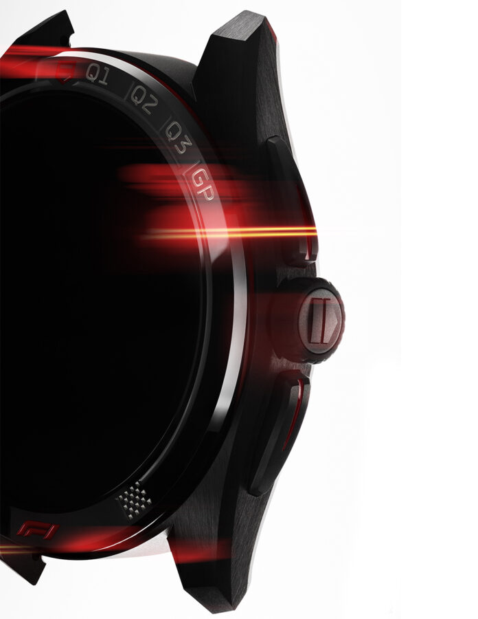 Detalle de la caja de titanio DLC negro y pulsadores rojos del TAG Heuer Connected Formula 1