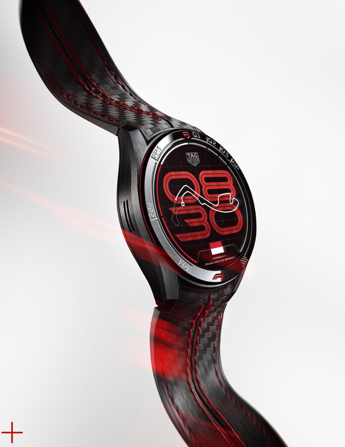 TAG Heuer Connected Calibre E5 Formula 1 con correa de cuero negro patrón carbono y costuras rojas