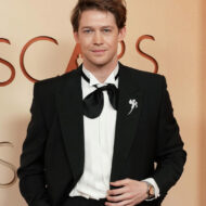 Premios Oscar 2026: los relojes más caros y exclusivos que posaron ayer en la alfombra roja El actor Joe Alwyn, posando en la alfombra roja de los Óscar con un reloj Hublot Classic Fusion Essential Grey de 42 mm