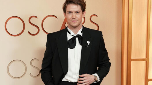 El actor Joe Alwyn, posando en la alfombra roja de los Óscar con un reloj Hublot Classic Fusion Essential Grey de 42 mm