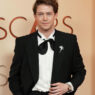 El actor Joe Alwyn, posando en la alfombra roja de los Óscar con un reloj Hublot Classic Fusion Essential Grey de 42 mm