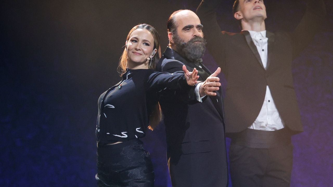 Luis Tosar y Rigoberta Bandini tras finalizar su número musical al comienzo de la 40 edición de los Premios Goya.
