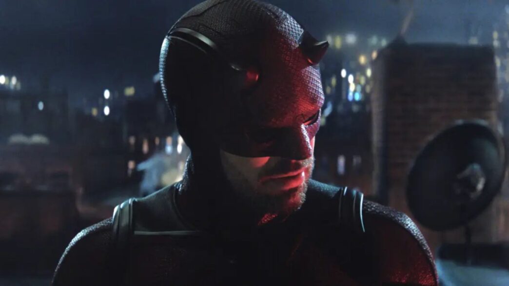 Charlie Cox caracterizado con el traje de héroe de Daredevil en la segunda temporada de Marvel.