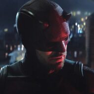 Daredevil: Born Again vuelve con una segunda temporada llena de sorpresas y más acción Charlie Cox caracterizado con el traje de héroe de Daredevil en la segunda temporada de Marvel.