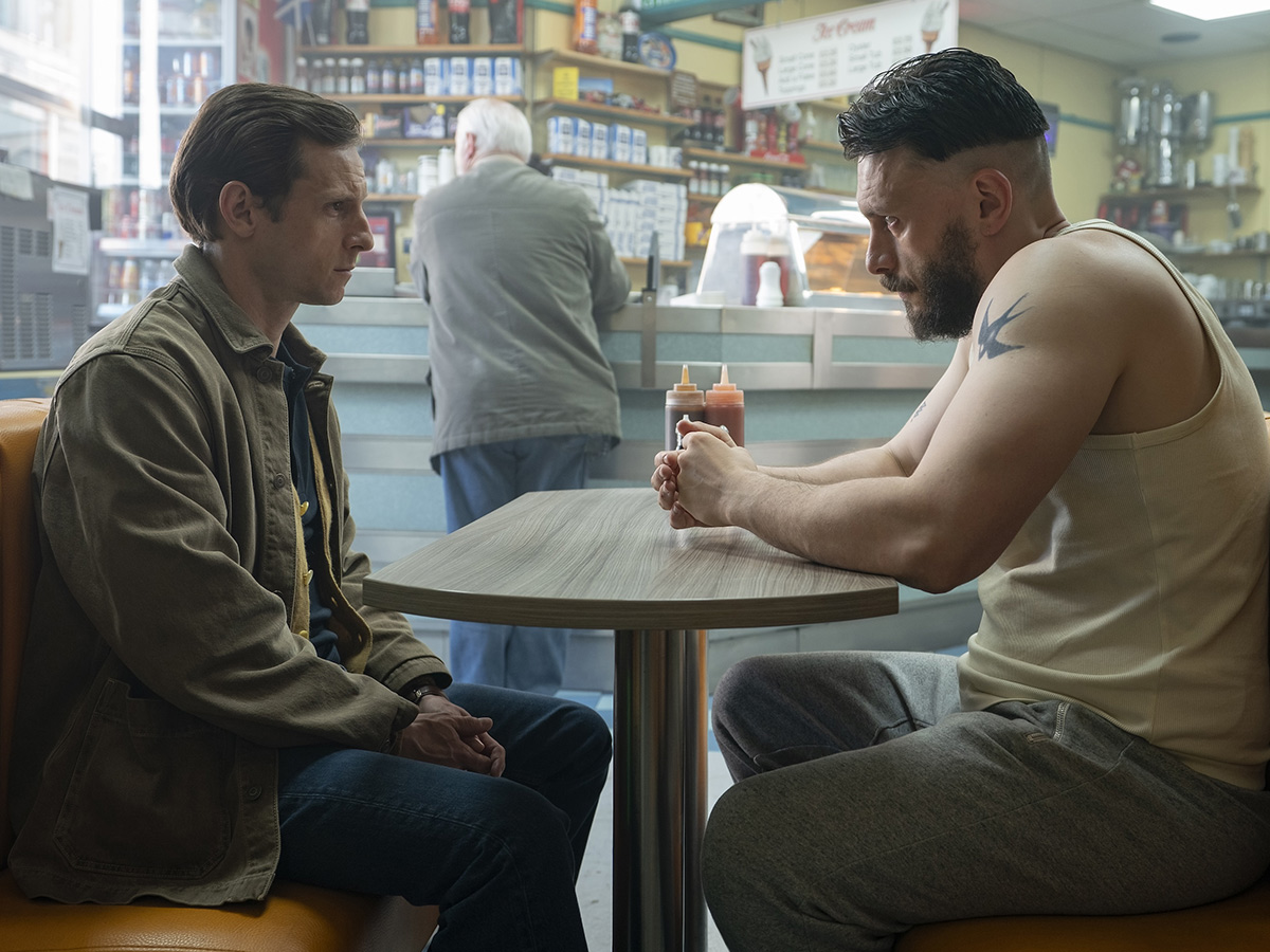 Escena de la serie HALF MAN en la que aparecen los protagonistas en una cafetería