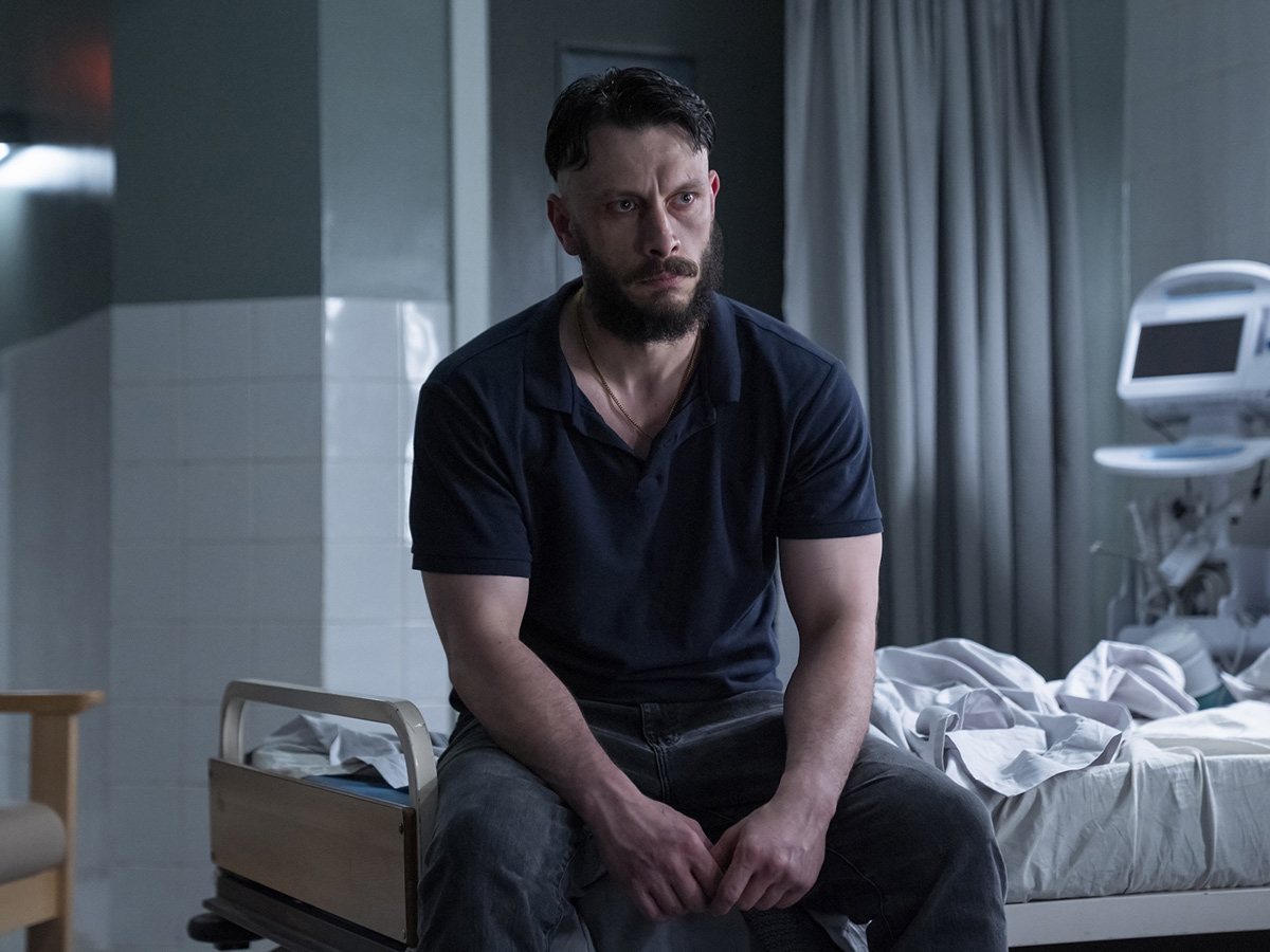 Escena de la serie HALF MAN en la que aparece el protagonista en el hospital