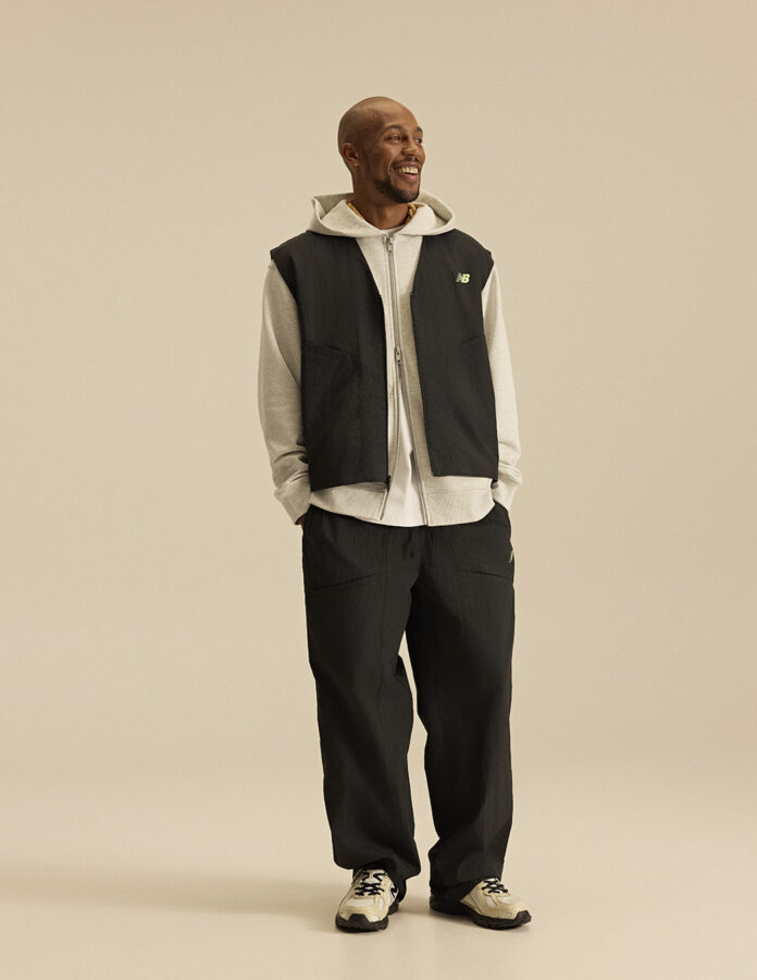 Modelo vestido con las zapatillas New Balance 740 blancas