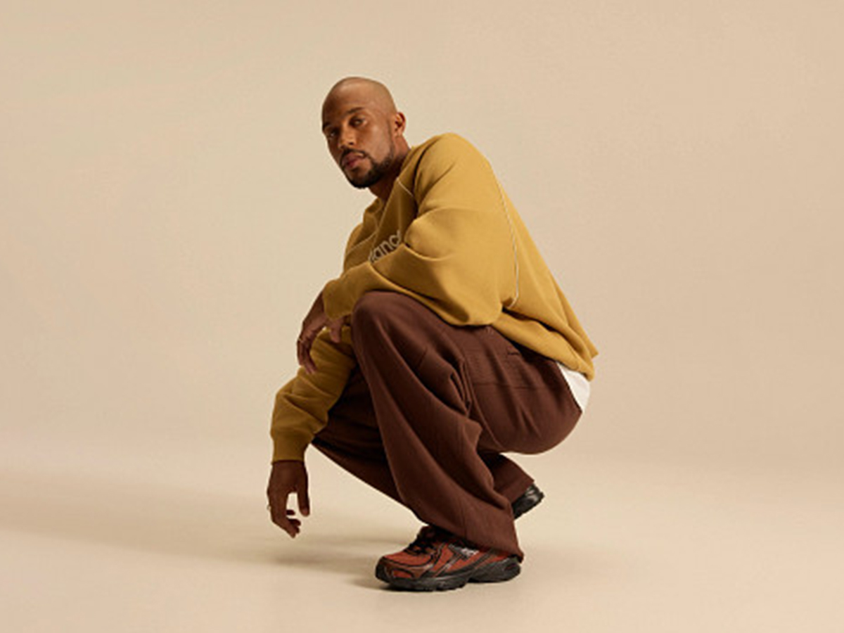 modelo con unas zapatillas New Balance 740 marrones