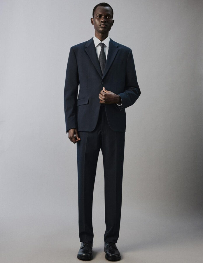 Traje básico azul marino de Zara