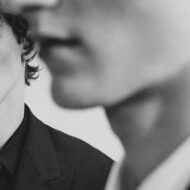 5 trajes de hombre en Zara para ir a una boda y ser el invitado más elegante esta primavera 2026 dos modelos vistiendo trajes de zara para ir a una boda como invitado.