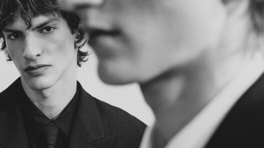 dos modelos vistiendo trajes de zara para ir a una boda como invitado.