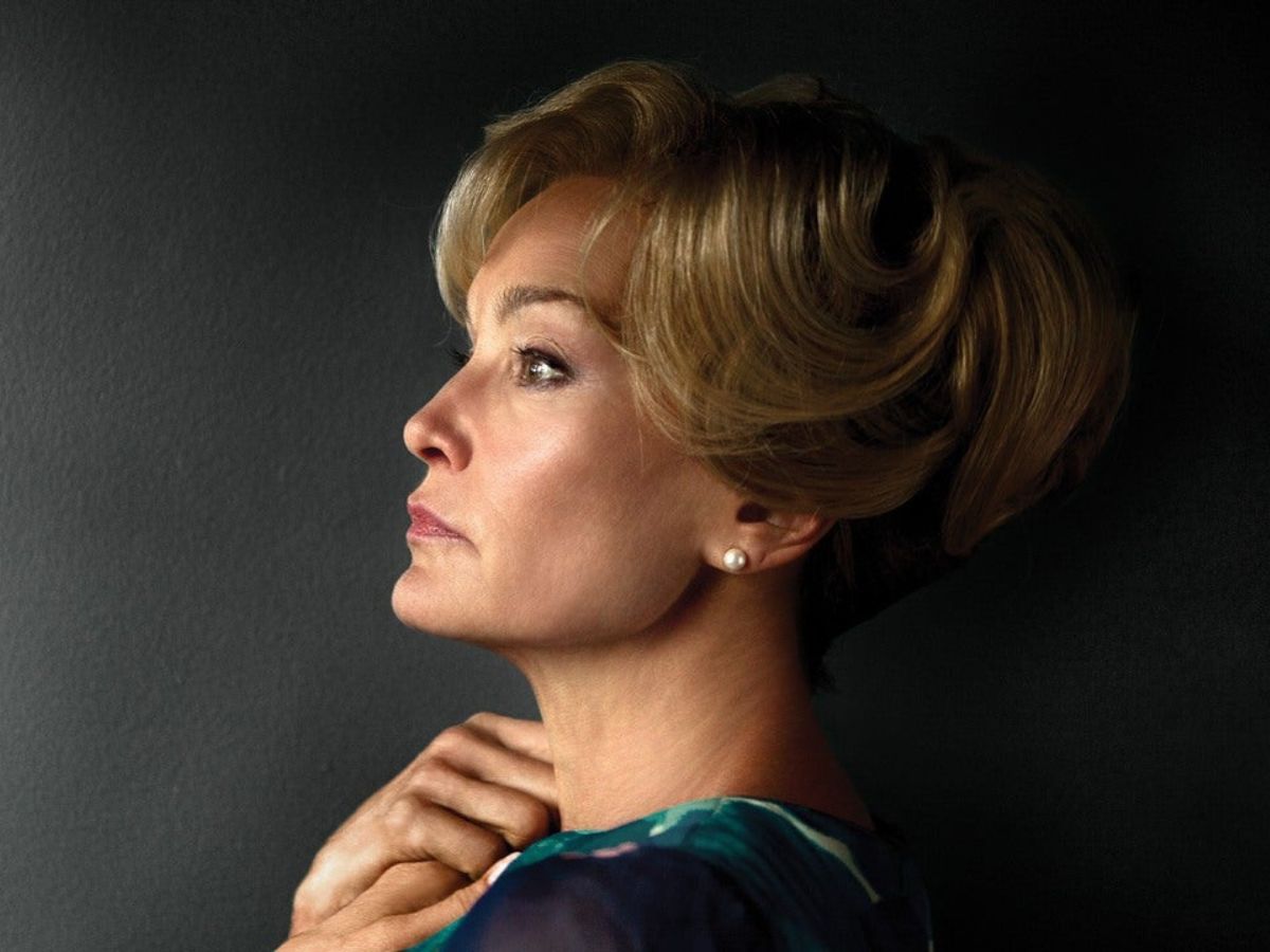 Jessica Lange de perfil con el pelo recogido en American Horror Story Asylum.