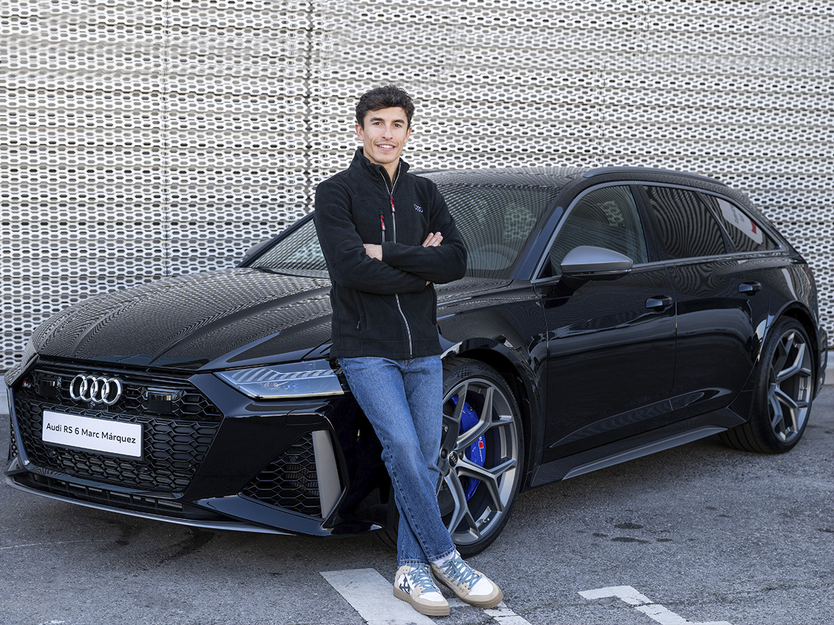 Marc Márquez posando junto a su Audi RS6