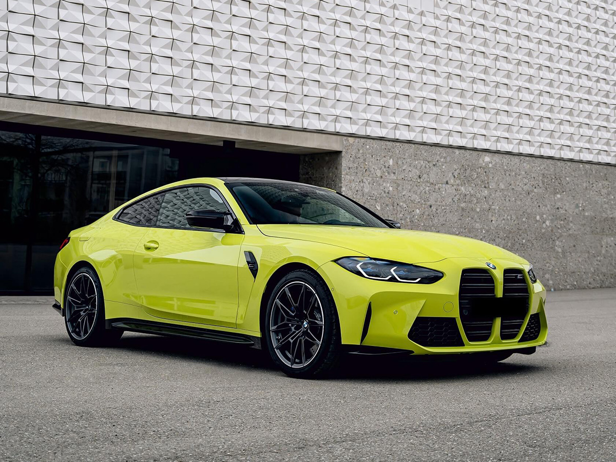 BMW M4 amarillo Carlos Alcaraz