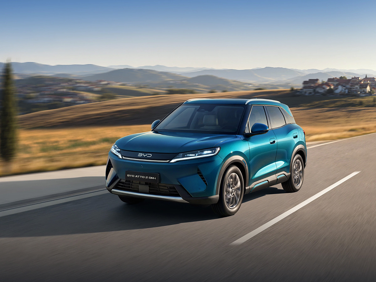 BYD Atto 2 DM-i azul circulando por una carretera