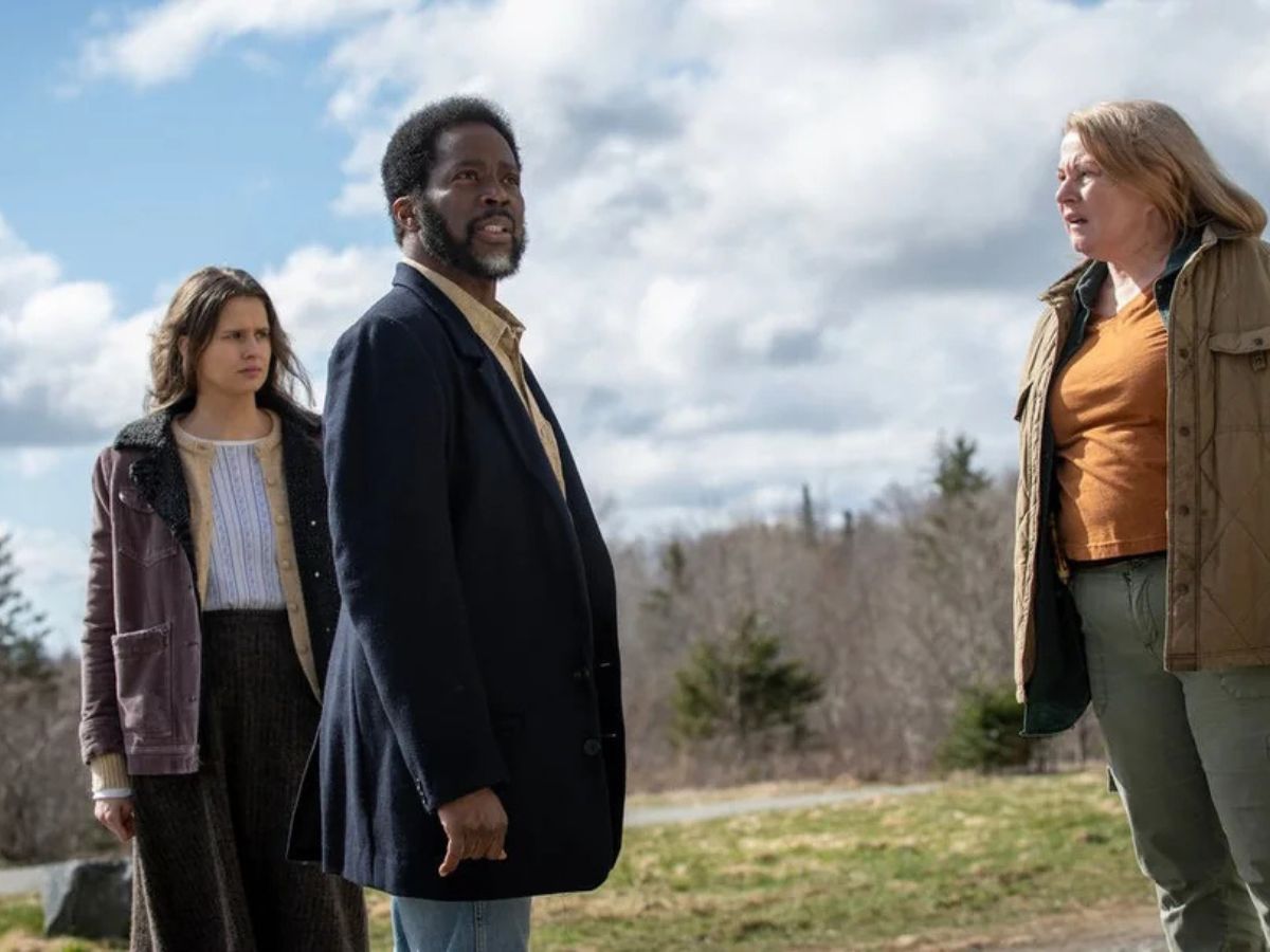 Los actores Harold Perrineau, Chloe Van Landschoot y Elizabeth Saunders en el campo con caras de asustados en la serie From.