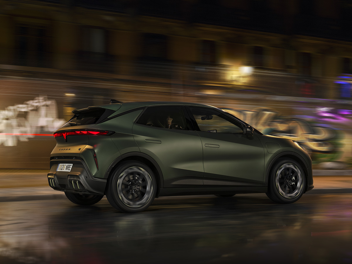 Nuevo Cupra Raval 2026 circulando por una carretera