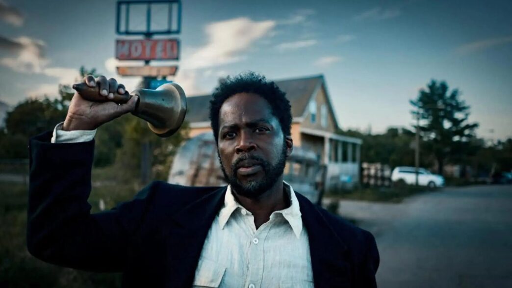 Harold Perrineau sujetando una campana en una escena de la tercera temporada de la serie From en HBO Max.