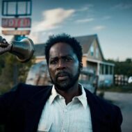 La serie de terror más adictiva de HBO Max vuelve con una cuarta temporada de 10 episodios más intrigantes y oscuros Harold Perrineau sujetando una campana en una escena de la tercera temporada de la serie From en HBO Max.