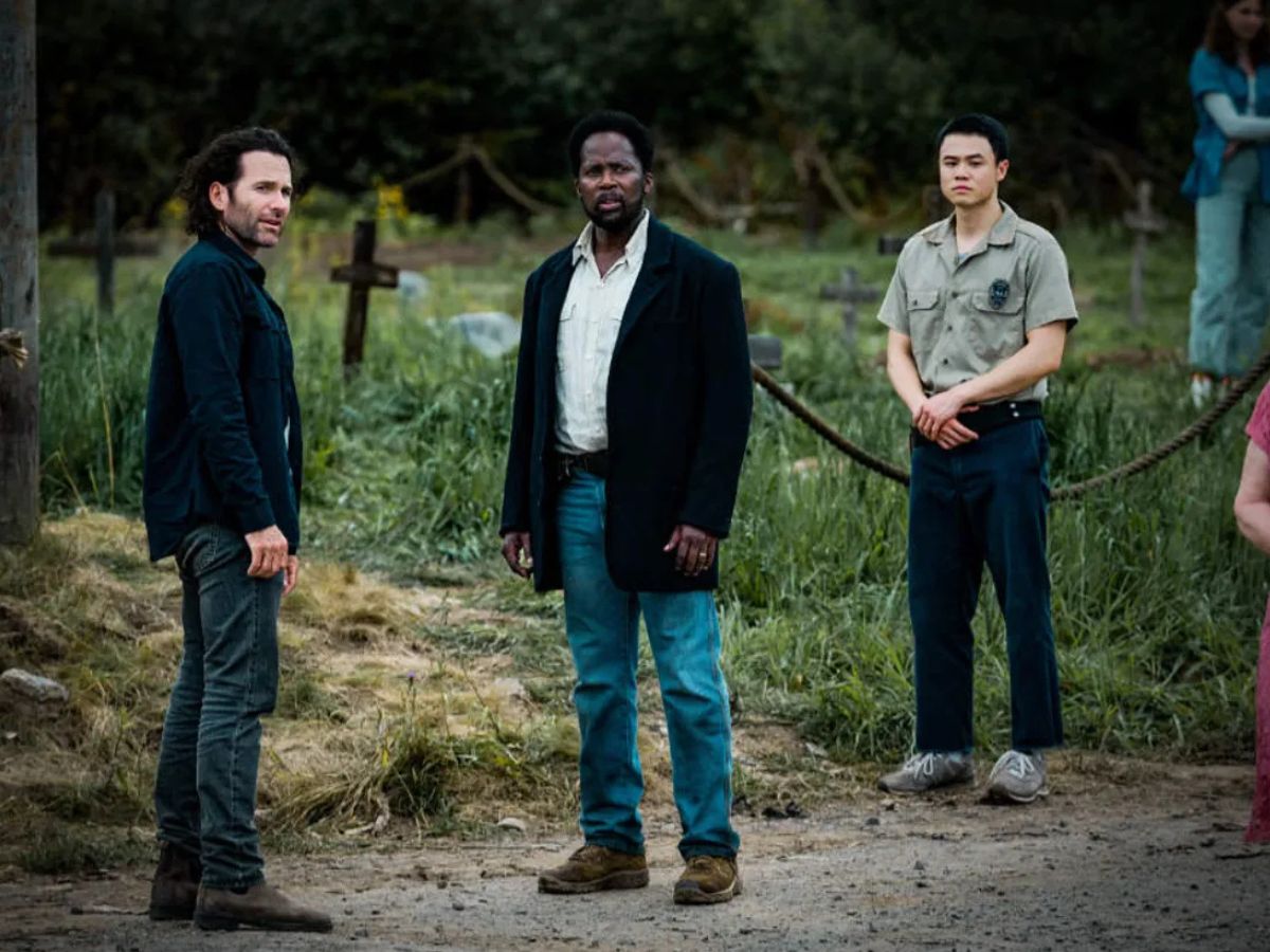 Los protagonistas de la serie From en el bosque tratando de resolver un misterio en la cuarta temporada.