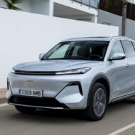 Esta nueva marca de coches quiere reventar el mercado con más de 1.000 km de autonomía y un equipamiento premium por menos de 30.000 euros Nuevo Geely Starray EM-i azul claro