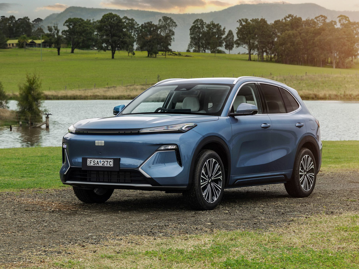 Geely Starray EM-i azul aparcado en un campo