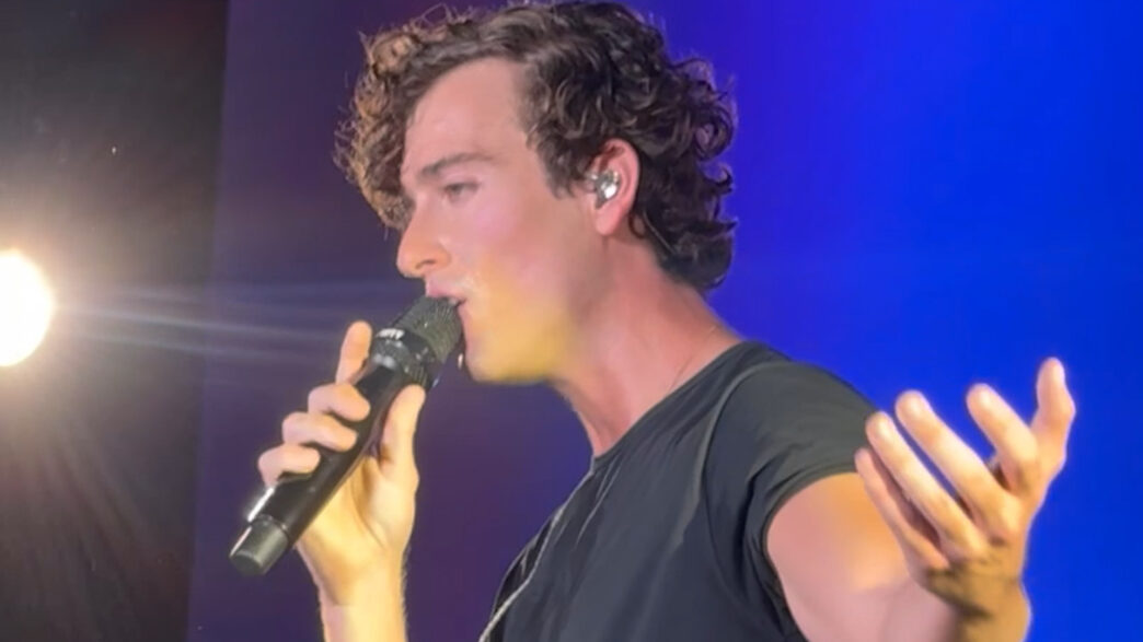 Guitarricadelafuente cantando concierto privado Madrid Cupra City Garage