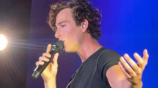 Guitarricadelafuente cantando concierto privado Madrid Cupra City Garage