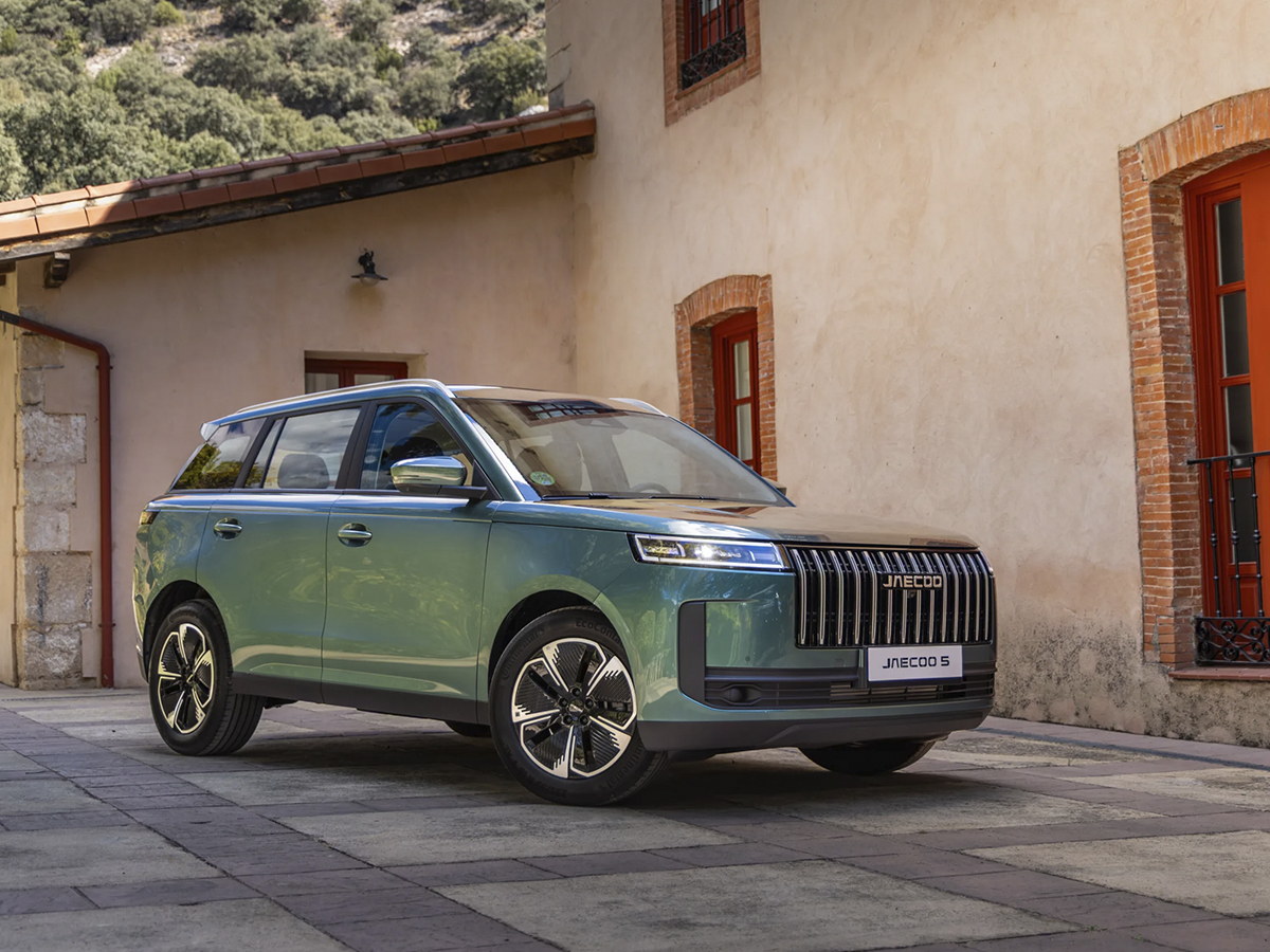 Jaecoo 5 verde aparcado frente a una casa rural