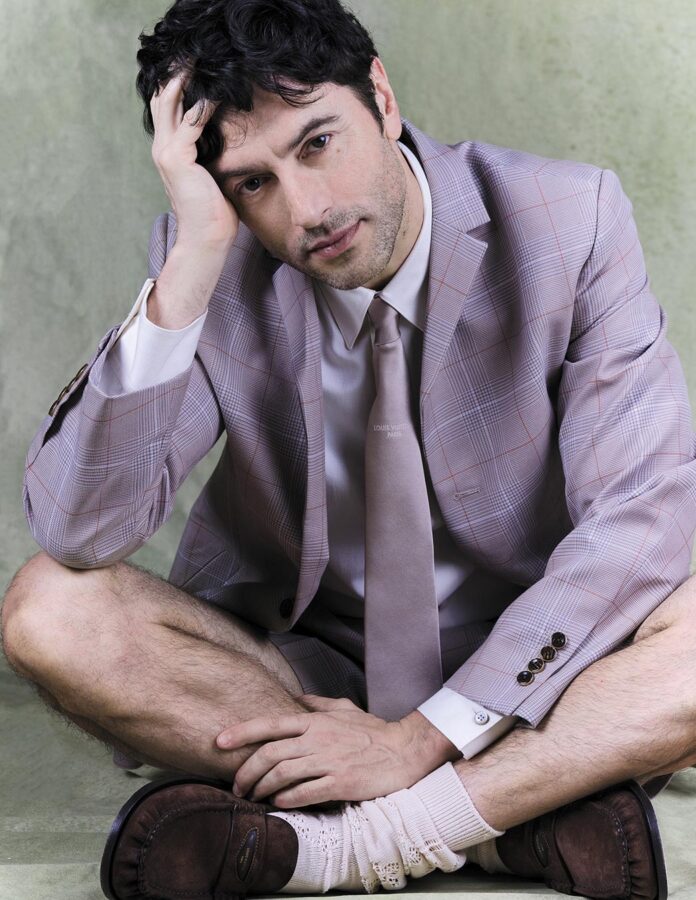 El actor Javier Rey posando en un reportaje para la revista masculina Rísbel Magazine vestido de Louis Vuitton primavera 2026