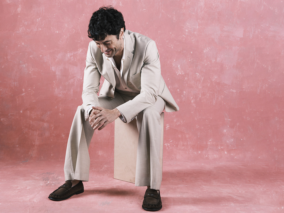 El actor Javier Rey posando en un reportaje para la revista masculina Rísbel Magazine vestido de Louis Vuitton primavera 2026