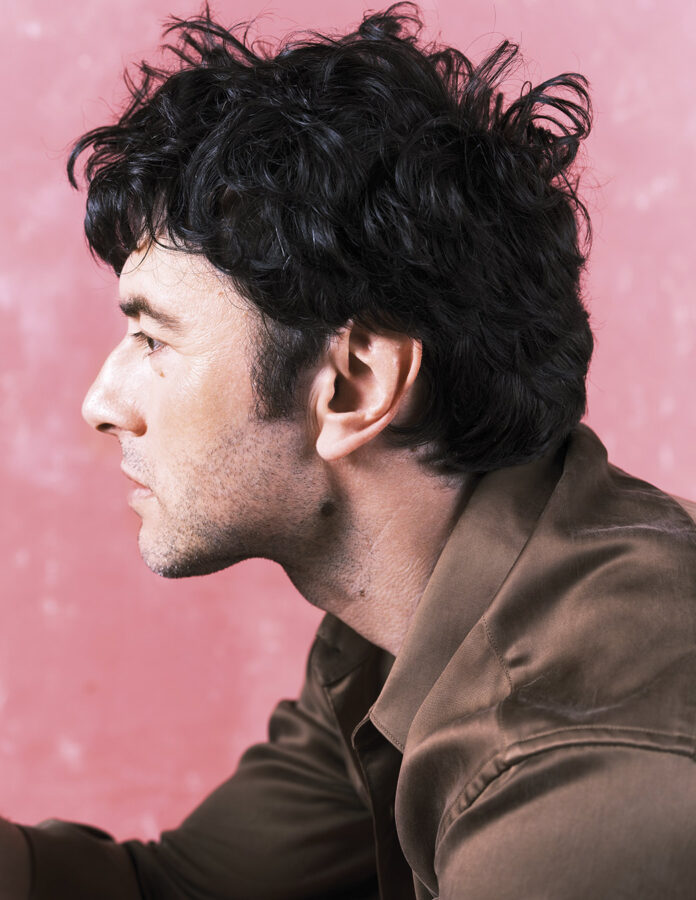 El actor Javier Rey posando en un reportaje para la revista masculina Rísbel Magazine vestido de Louis Vuitton primavera 2026