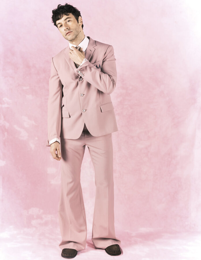 El actor Javier Rey posando en un reportaje para la revista masculina Rísbel Magazine vestido de Louis Vuitton primavera 2026