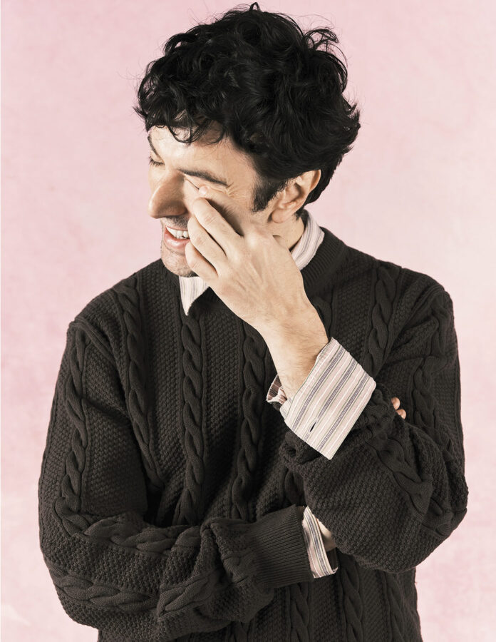 El actor Javier Rey posando en un reportaje para la revista masculina Rísbel Magazine vestido de Louis Vuitton primavera 2026