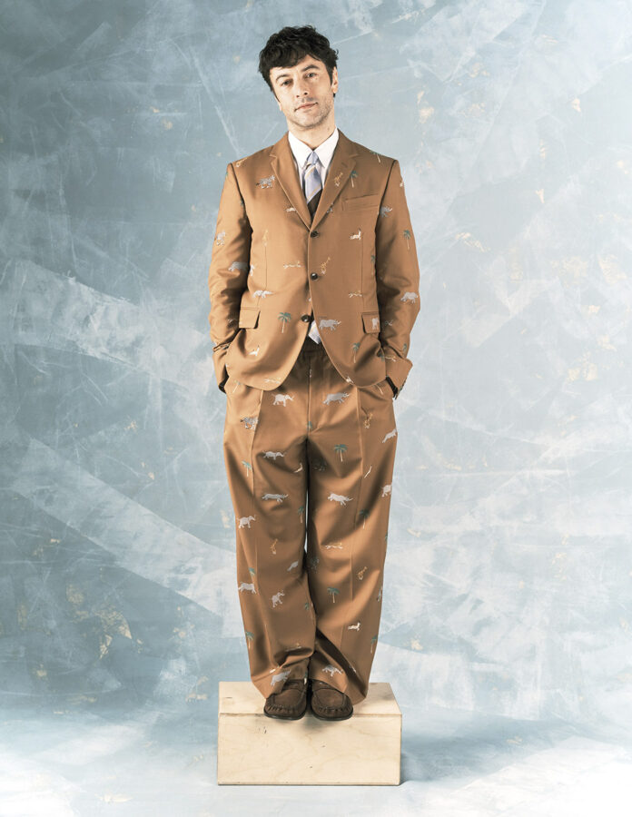 El actor Javier Rey posando en un reportaje para la revista masculina Rísbel Magazine vestido de Louis Vuitton primavera 2026