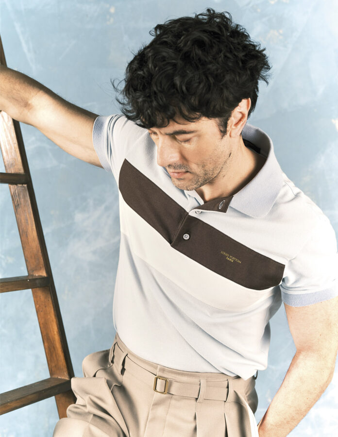 El actor Javier Rey posando en un reportaje para la revista masculina Rísbel Magazine vestido de Louis Vuitton primavera 2026