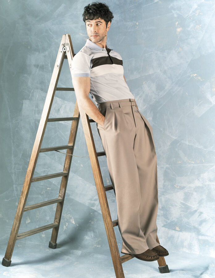 El actor Javier Rey posando en un reportaje para la revista masculina Rísbel Magazine vestido de Louis Vuitton primavera 2026