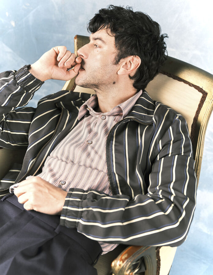 El actor Javier Rey posando en un reportaje para la revista masculina Rísbel Magazine vestido de Louis Vuitton primavera 2026