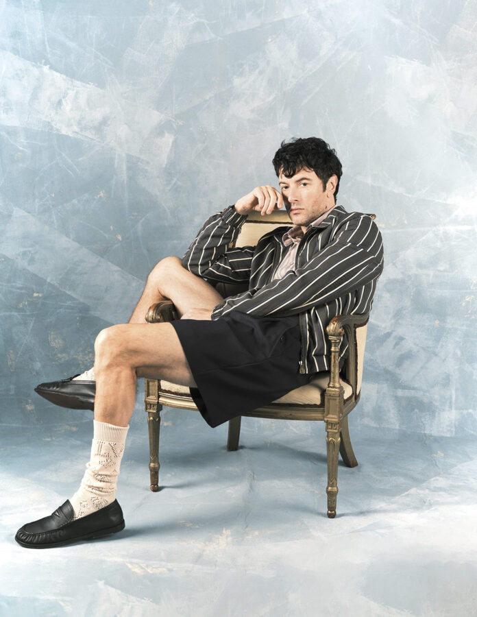 El actor Javier Rey posando en un reportaje para la revista masculina Rísbel Magazine vestido de Louis Vuitton primavera 2026