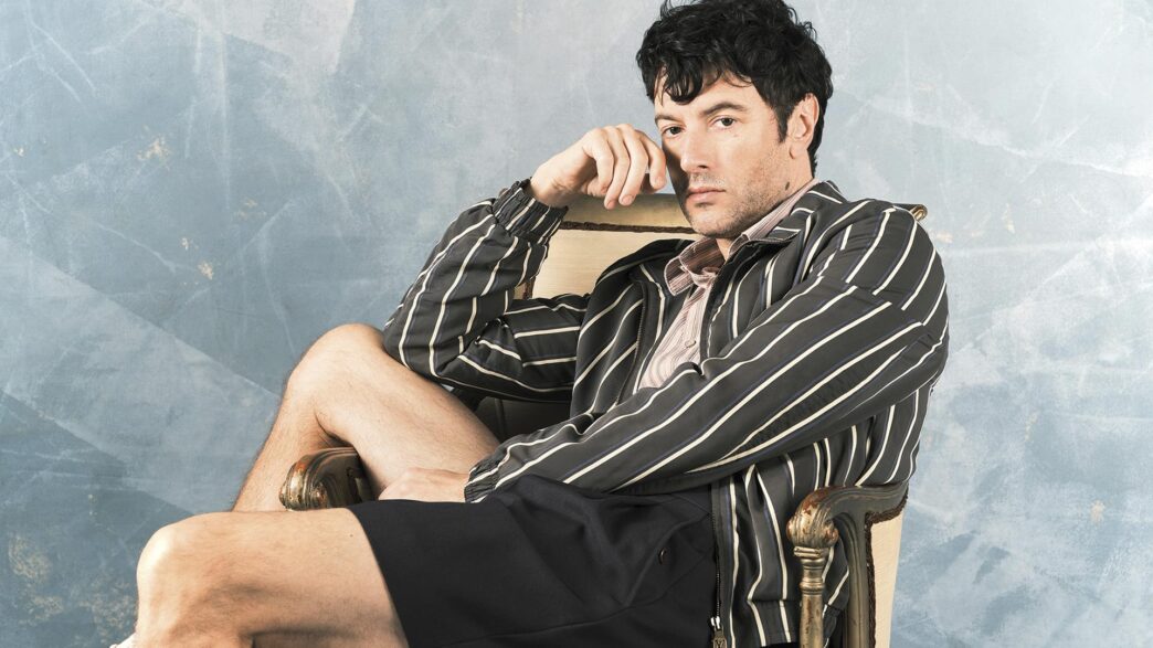 El actor Javier Rey posando en un reportaje para la revista masculina Rísbel Magazine vestido de Louis Vuitton primavera 2026