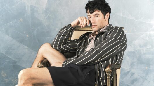 El actor Javier Rey posando en un reportaje para la revista masculina Rísbel Magazine vestido de Louis Vuitton primavera 2026