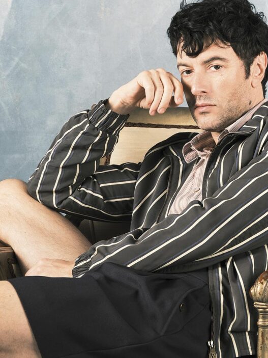 El actor Javier Rey posando en un reportaje para la revista masculina Rísbel Magazine vestido de Louis Vuitton primavera 2026