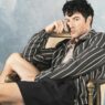 El actor Javier Rey posando en un reportaje para la revista masculina Rísbel Magazine vestido de Louis Vuitton primavera 2026