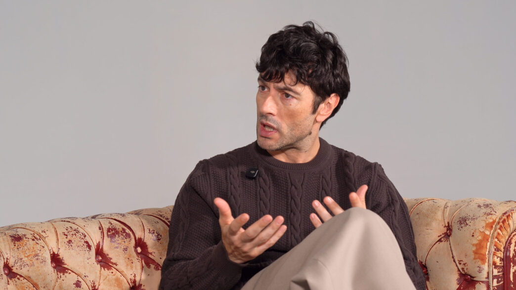 Javier Rey gesticula con las manos durante la entrevista con Rísbel Magazine para la edición de primavera 2026