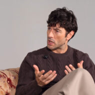 Javier Rey lanza una advertencia a los actores jóvenes: "Tienen que tener cuidado. Esto es un oficio" Javier Rey gesticula con las manos durante la entrevista con Rísbel Magazine para la edición de primavera 2026