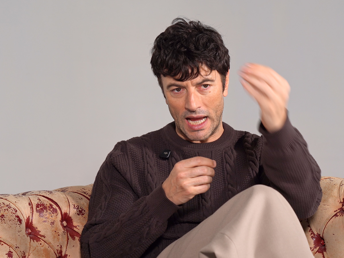 Retrato del actor Javier Rey sentado en un sofá durante su entrevista con Rísbel Magazine primavera 2026
