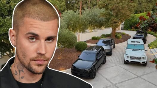 Justin Bieber en primer plano y una foto de sus coches en segundo plano