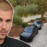 Justin Bieber en primer plano y una foto de sus coches en segundo plano