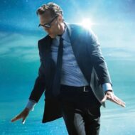 Prime Video ya tiene la película basada en el libro de Stephen King que arrasó en taquilla tras su estreno en cines Tom Hiddleston con traje y corbata sobre un fondo azul protagoniza La vida de Chuck, adaptación de Stephen King en Prime Vídeo.